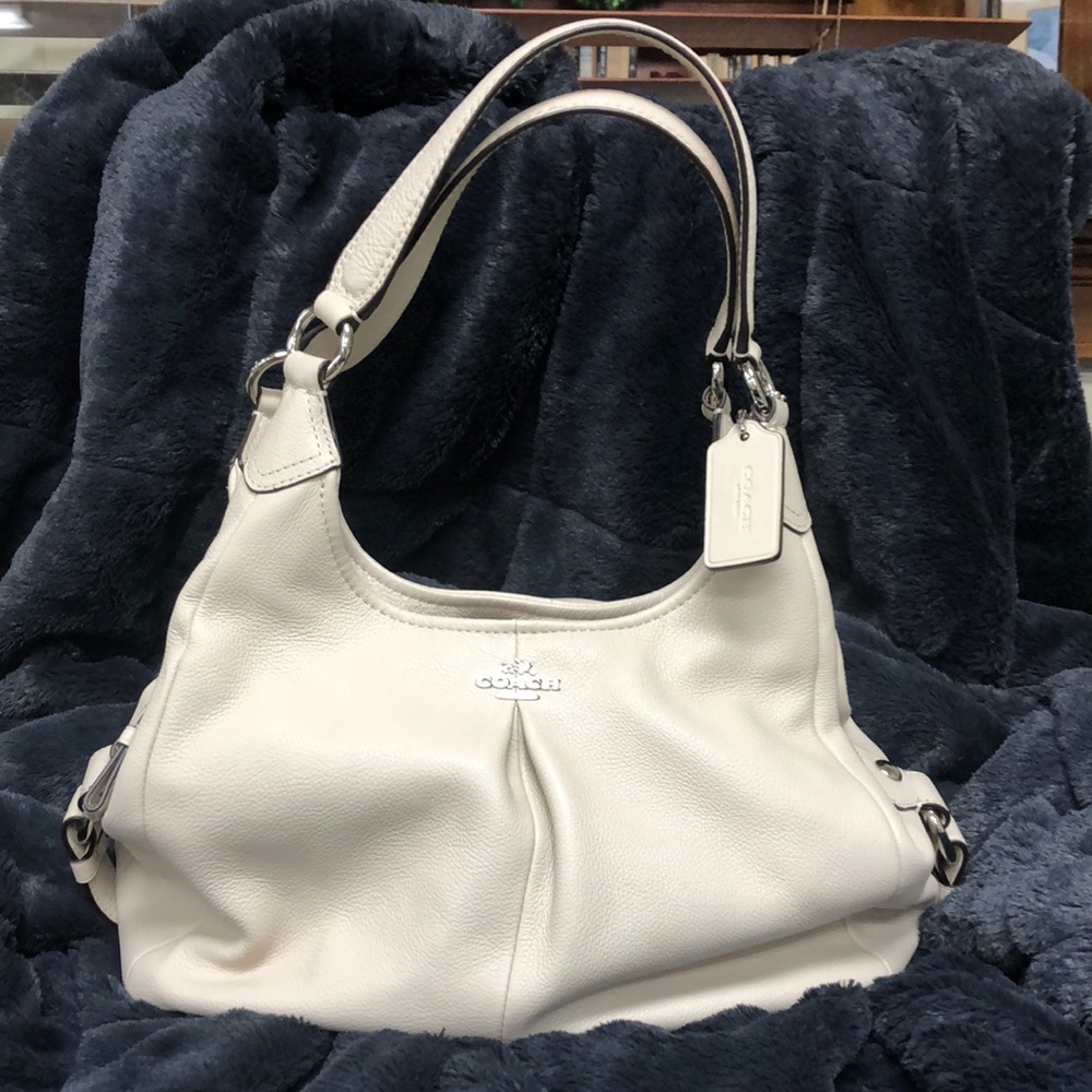 Classy Coach bag in winter white.